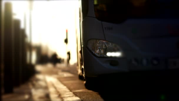 日落期间到达月台巴士站的交通巴士 — 图库视频影像