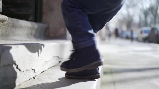 Niño Entrando Casa Primer Plano Pies Niño Pasos Escalera Que — Vídeo de stock