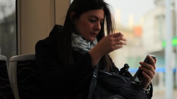 Mujer Ajustando Cabello Mientras Está Tren Movimiento Mirando Dispositivo Teléfono — Vídeo de stock