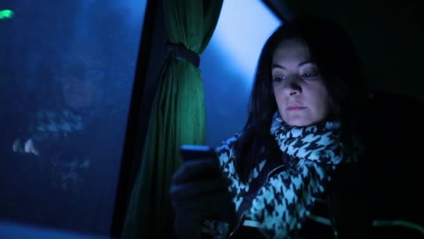 Kobieta Korzystająca Telefonu Komórkowego Nocy Podczas Podróży Autobusem Obok Okna — Wideo stockowe