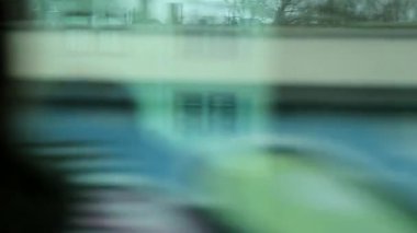 Şehir manzarası hareket halindeki bir trenden görüldü