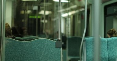 4K 'daki boş metro treninin içi.