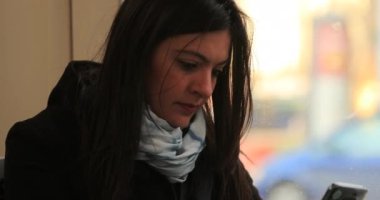 Trende cep telefonu cihazına bakan bir kadın.