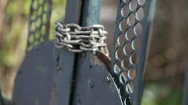 Zincirli ev kapısı.