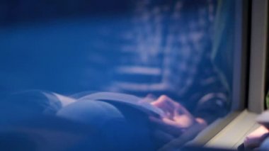 Hareket halindeki bir araçta kitap tutan ve okuyan kadının pencere otobüsü yansıması