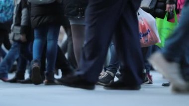 120fps 'de kalabalığın ayaklarına yakın çekim. Kalabalığın Bacakları Sokakta Yürüyen İnsanlar.