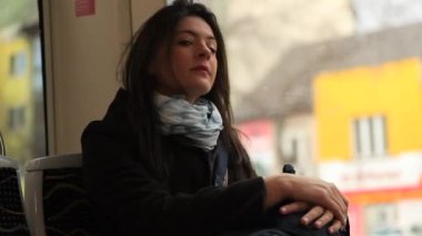 Kadın trene binerken doğrudan kameraya bakar. Kızın dikkatini çekmek kameraya bakar..