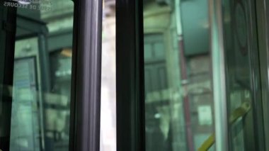 Otobüs kapıları kapanıyor, yolcu POV toplu taşımacılık