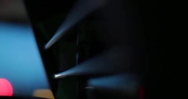 Gece otobüsle sürerken soyut ışık bokeh etkisi. Akşamları 4K ile giderken metal yüzeyi aydınlatıyor