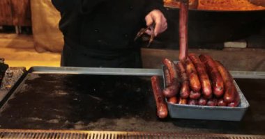 Geleneksel Alman sosislileri kapmak