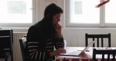 Evinden bilgisayarında internete giren bir kadının gizli 4K videosu.