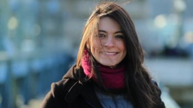 Kameraya gülümseyen mutlu ve hevesli 30 yaşındaki genç kadının portresi.