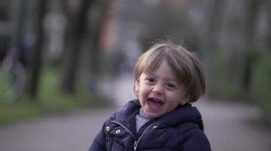 Kızgın küçük erkek çocuk parkın dışında.