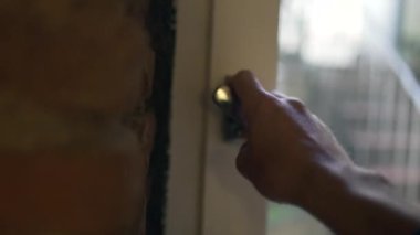 Kapalı el pencereyi açıyor. İçeriye temiz hava giriyor.