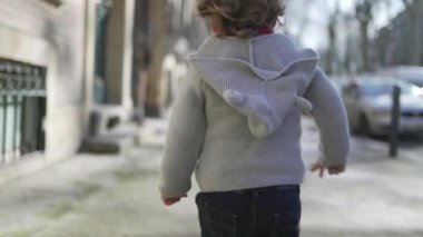 Şehir caddesinde koşan çocuk