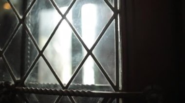 Katolik kilisesinin içindeki antik Avrupa pencereleri, Grungy aynası.