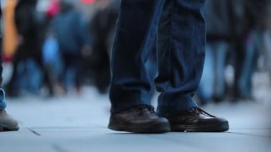 120fps 'de kalabalığın ayaklarına yakın çekim. Kalabalığın Bacakları Sokakta Yürüyen İnsanlar.