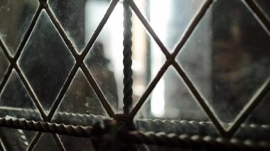 Katolik kilisesinin içindeki antika Avrupalı pencereler, Grungy aynası. Arka planda binayı terk eden kişi