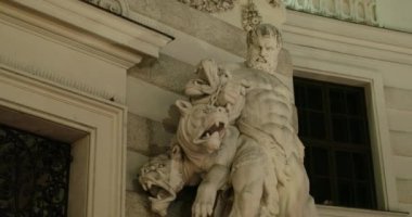 Hofburg Mahallesi, Viyana, Avusturya 'da Herkül ve Cerberus Heykeli