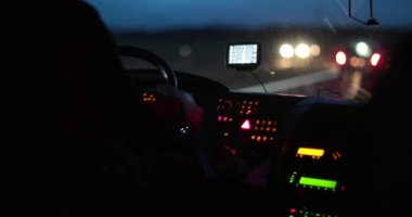 Otobüs şoförü perspektifi gece 4K 'da yolda ilerliyor.
