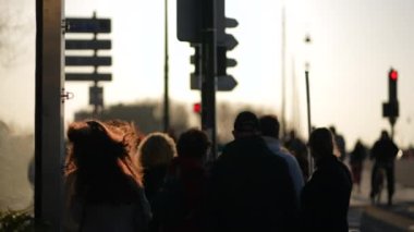 Şehir dışındaki kalabalığın siluetleri.