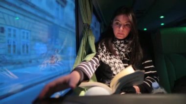 Akşamları otobüsle seyahat eden kadın.