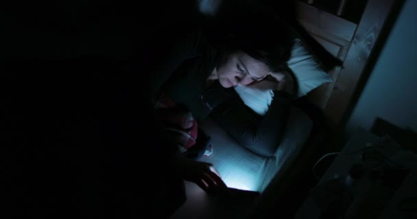 Fiatal Ágyban Smartphone Főszereplésével Mobiltelefon Készülék Lefekvés Előtt — Stock videók