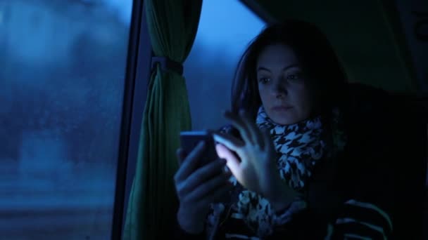 Kvinna Som Använder Mobiltelefon Enhet När Reser Med Buss Natten — Stockvideo