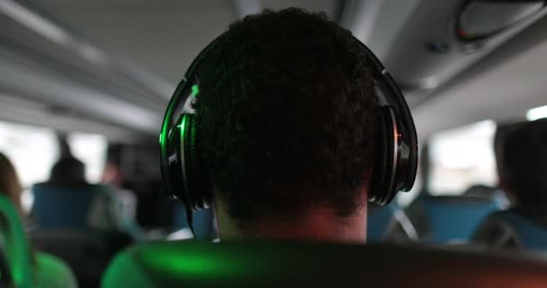 Kulaklık Takan Bir Adam Otobüsle Seyahat Ederken Müzik Dinliyor — Stok video