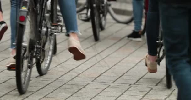 Kerékpáros Ingázó Megáll — Stock videók