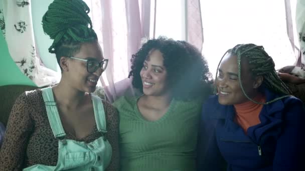 Drei Fröhliche Schwarze Junge Frauen Hängen Lachend Und Lächelnd Zusammen — Stockvideo