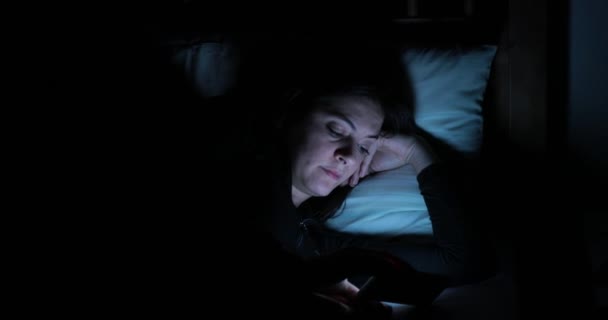 Młoda Kobieta Łóżku Smartphone Kobieta Wystąpili Telefon Komórkowy Urządzenie Przed — Wideo stockowe