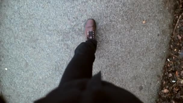 行人在人行横道上行走的Pov 穿着靴子的男人向前走着 — 图库视频影像