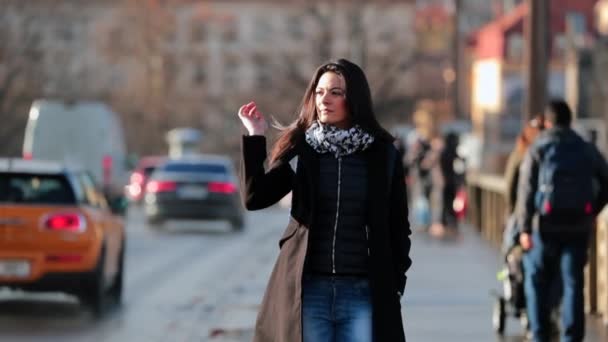 Женщина Ходит Городскому Тротуару Время Холодного Зимнего Сезона Закат 60Fps — стоковое видео