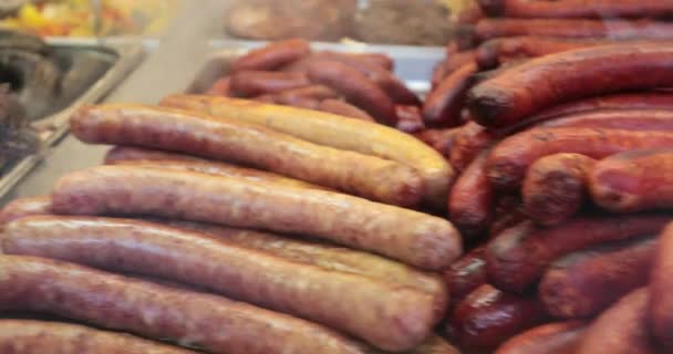 Ассортимент Венгерских Немецких Колбас Мяса Представлен Рождественском Рынке Будапеште Запечённое — стоковое видео