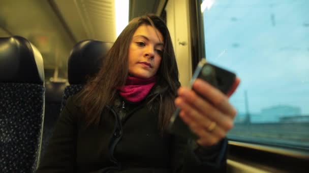 Женщина Держит Мобильный Телефон Время Поездки Поезде Крупный План Девушки — стоковое видео