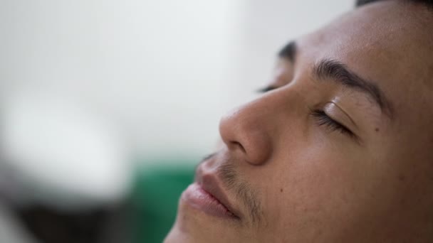 Contemplativo Joven Hispano Cerrando Los Ojos Meditación Hombre Sudamericano Abre — Vídeo de stock