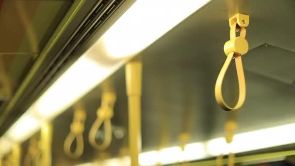 Primer Plano Agarres Mano Amarillos Vagón Metro — Vídeo de stock
