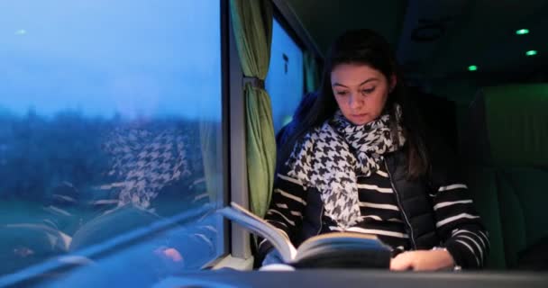 Fiatal Olvasás Könyvet Utazás Közben Busszal Úton Esti Éjszaka — Stock videók