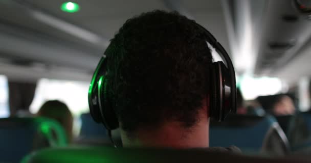 Kulaklık Takan Bir Adam Otobüsle Seyahat Ederken Müzik Dinliyor — Stok video