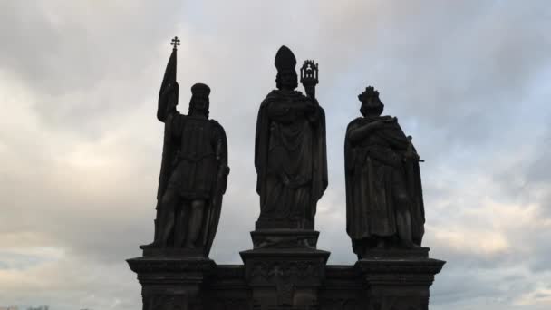 Katolska Statyn Monument Vid Karlsbron Prag Silhuetter Katolska Statyer Monument — Stockvideo