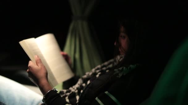 Bir Kadın Her Gece Otobüste Oturmuş Kitap Okuyor — Stok video
