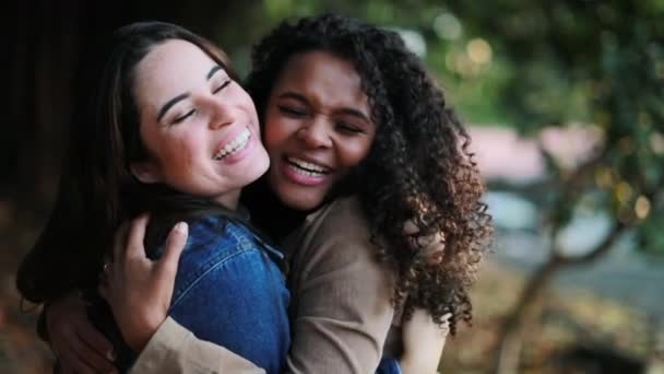 Feliz Reunión Dos Novias Diversas Amigos Abrazan Abrazan Afuera Parque — Vídeo de stock