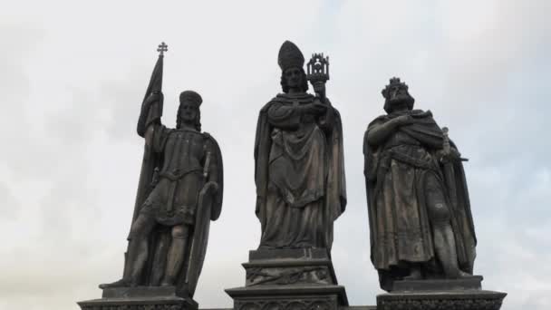 Katolska Statyer Monument Vid Karlsbron Prag Tjeckien — Stockvideo