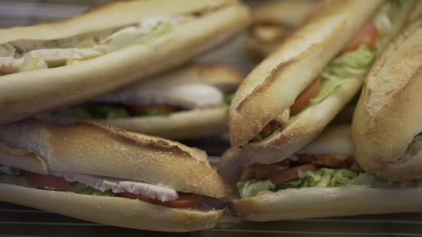 Sandwiches Laden Durch Ein Glasfenster Sandwich — Stockvideo