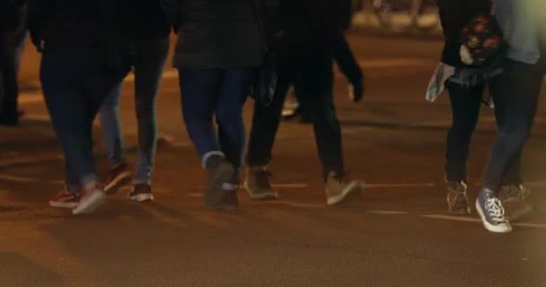 Miejska Atmosfera Nocy Osoby Przekraczające Ulicę Ujęcie Niskiego Kąta Stóp — Wideo stockowe