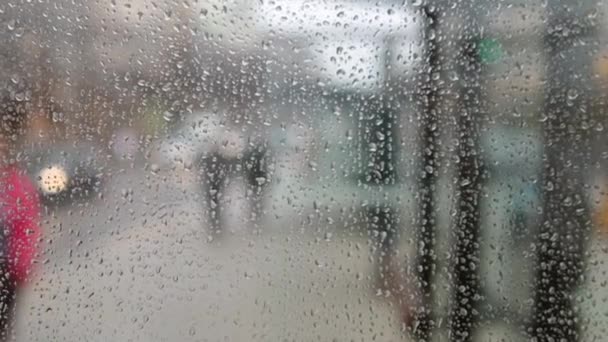 雨落在窗口巴士站 — 图库视频影像