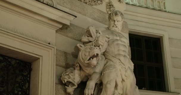 Статуя Геркулеса Цербера Квартале Хофбург Вена Австрия — стоковое видео