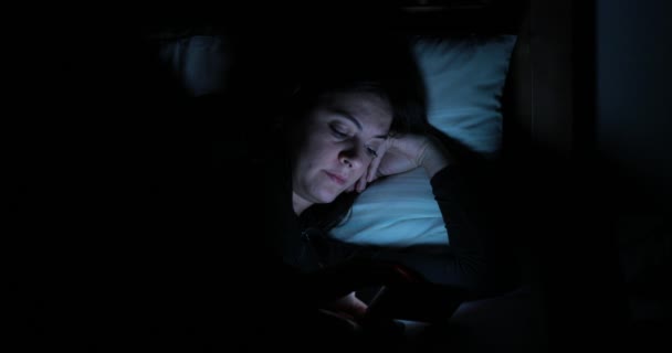 Młoda Kobieta Łóżku Smartphone Kobieta Wystąpili Telefon Komórkowy Urządzenie Przed — Wideo stockowe