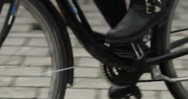 Κοντινό Πλάνο Του Ποδηλάτη Μετακινούμενος Ποδήλατο Ιππασίας Στην Πόλη — Αρχείο Βίντεο